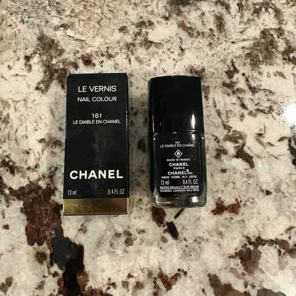 NWT Chanel Le Vernis Nail Colour in Le Diable En Chanel 161 never opened - Picture 2 of 2